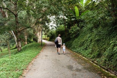 Baba ve kızı parkta yürürken arka plan görüntüsü 