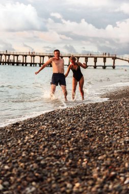 Kumsaldaki genç çift.