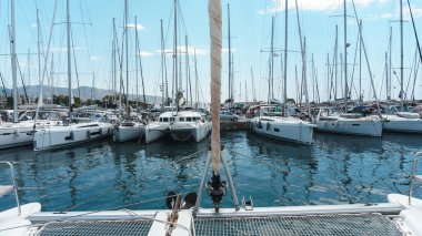 İsrail eyaletinin kuzeyindeki Akdeniz marinasında yatlar var.