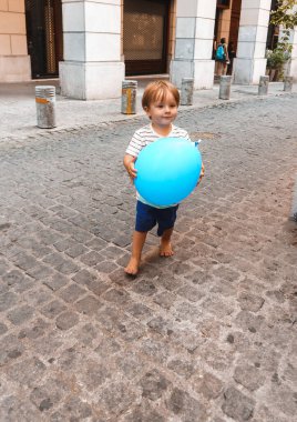 küçük çocuk balon ile oynama 