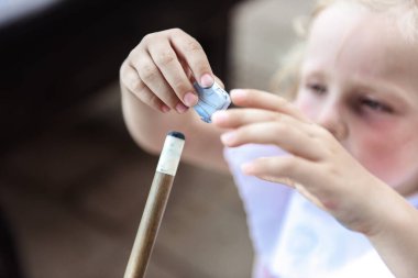 Sevimli küçük kız oyuncakla oynuyor.