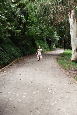 Genç bir çift parkta yürüyor.