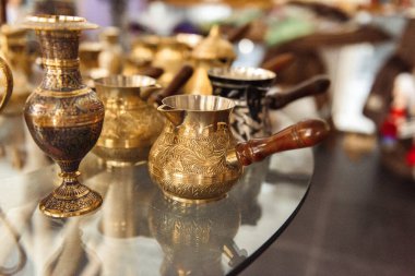 kahve fincanı ve fincanlar masanın üstünde.