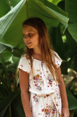 Yeşil elbiseli güzel bir kızın portresi.