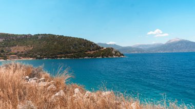 Bir dağ köyünün tepesindeki yol.