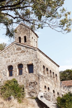 Şehirdeki eski taş kale.