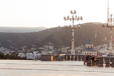 Şehrin ve dağların güzel manzarası