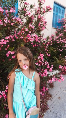 Çiçekli güzel bir kızın portresi.