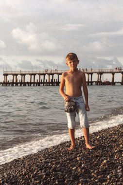 Sahilde duran çocuk.