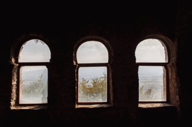 Şehirdeki eski pencere