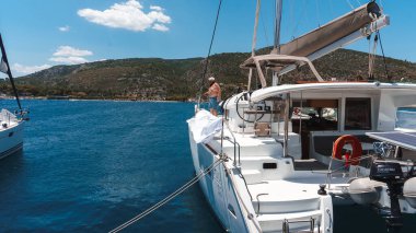 Deniz dalgalarında yüzen yattaki son sınıf öğrencisi.