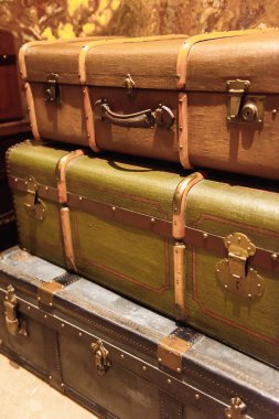 Tahta saplı eski bir bavul.