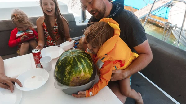 Vader Met Kinderen Eten Watermeloen Jacht — Stockfoto