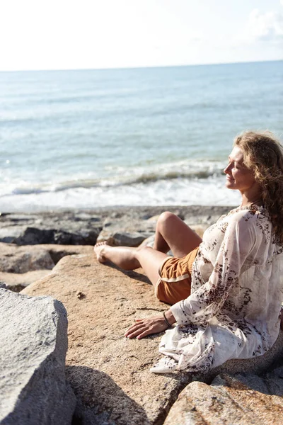 Junge Frau Sitzt Strand — Stockfoto