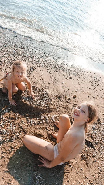 Carino Bambine Che Giocano Sulla Spiaggia Sabbia — Foto Stock