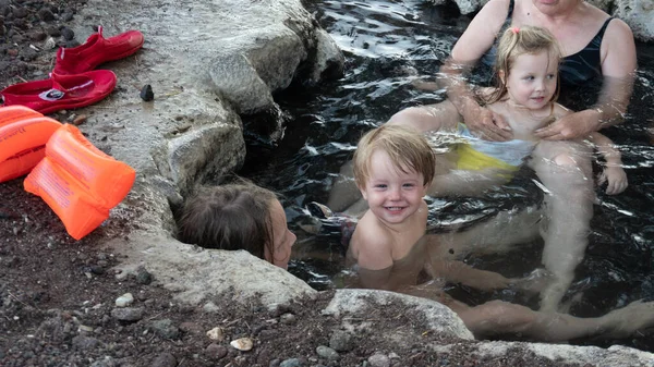 Boldog Gyerekek Pihen Vízben Sziklás Tenger Partján — Stock Fotó