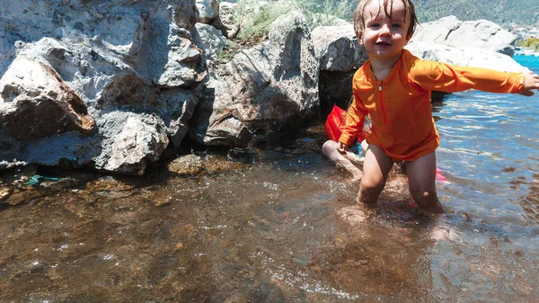 Bambino Che Nuota Acqua — Foto Stock