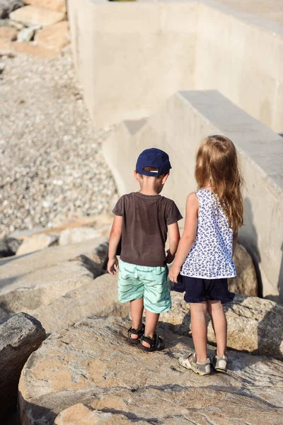 Deniz Kıyısındaki Kayalıklardaki Çocukların Arka Görüntüsü — Stok fotoğraf