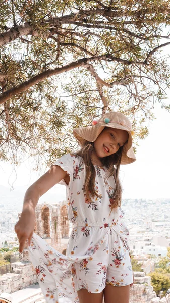 Hermosa Joven Con Sombrero Gafas Sol Posando Playa — Foto de Stock