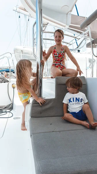 Family Thee Kids Yacht — Stock Photo, Image