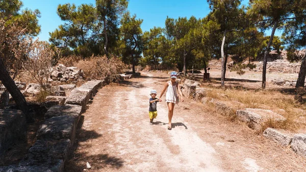 Niños Felices Caminando Sobre Ruinas Antigua Ciudad Verano — Foto de Stock