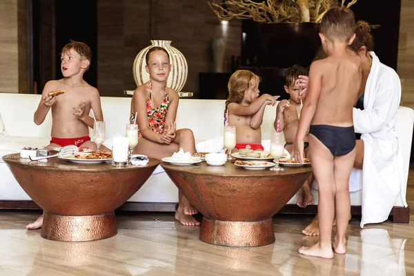 Groep Kinderen Met Moeder Eten Samen Hotel — Stockfoto