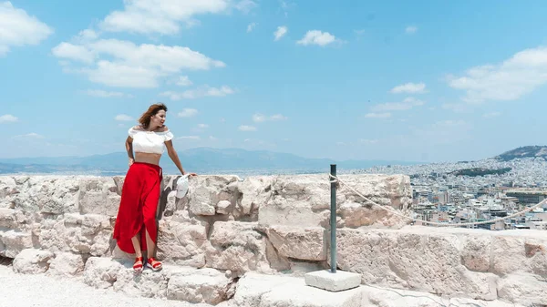 Kumsalda Kırmızı Elbiseli Güzel Bir Kız — Stok fotoğraf