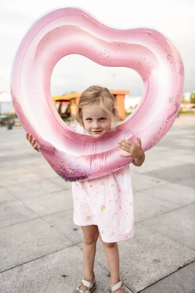 Маленька Дівчинка Рожевій Сукні Іграшкою Пляжі — стокове фото