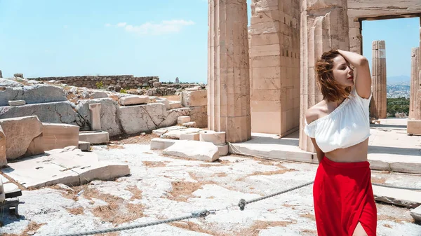 Gyönyörű Lány Piros Ruhában Egy Táskával Ókori Római Színházból Jeruzsálem — Stock Fotó