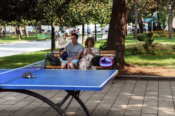 Paar Mit Kind Sitzt Auf Bank Park — Stockfoto