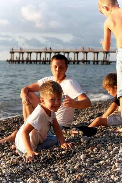 Father Sons Sitting Beach — Zdjęcie stockowe