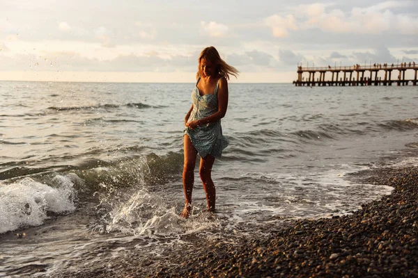 Junge Frau Mit Langen Haaren Schwarzen Kleid Strand — Stockfoto