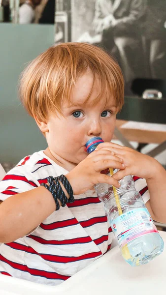 Liten Pojke Dricker Vatten Flaska — Stockfoto