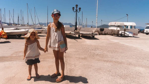 Милі Маленькі Дівчата Гуляють Морському Узбережжі Літній Час — стокове фото