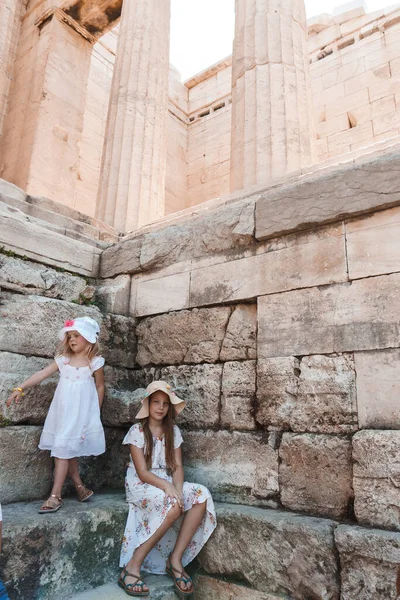 Δύο Κορίτσια Ένα Λευκό Φορέματα Στον Τοίχο Φόντο — Φωτογραφία Αρχείου