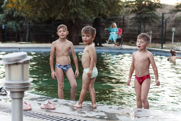 Jongens Spelen Het Water Bij Het Zwembad — Stockfoto