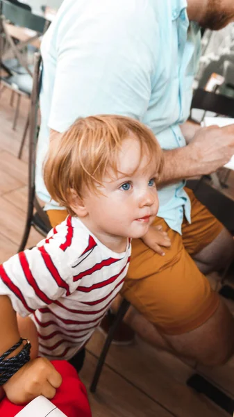 父と息子が一緒に遊んでいて — ストック写真