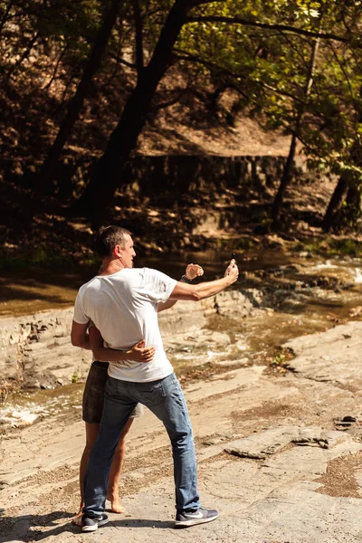 Paar Liefde Poseren Door Waterval Het Nemen Van Selfie — Stockfoto