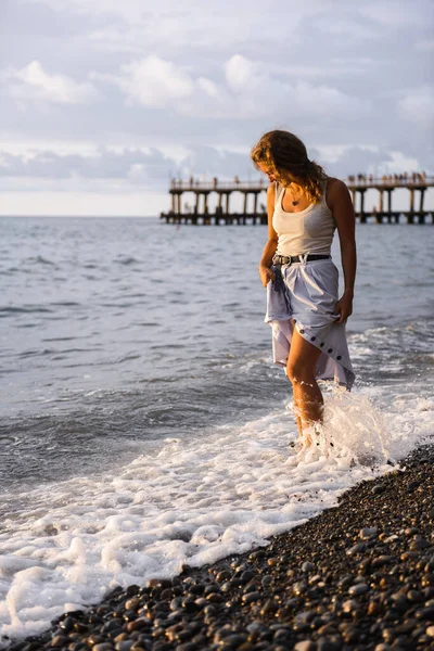 Young Woman Walking Beach — Stock Photo, Image
