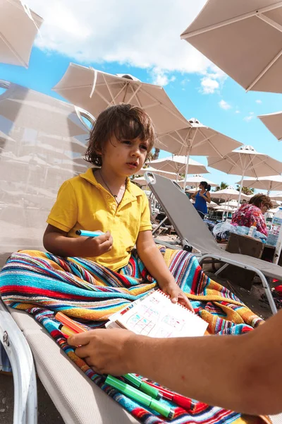 Niño Sentado Chaise Lounge Dibujo Playa — Foto de Stock