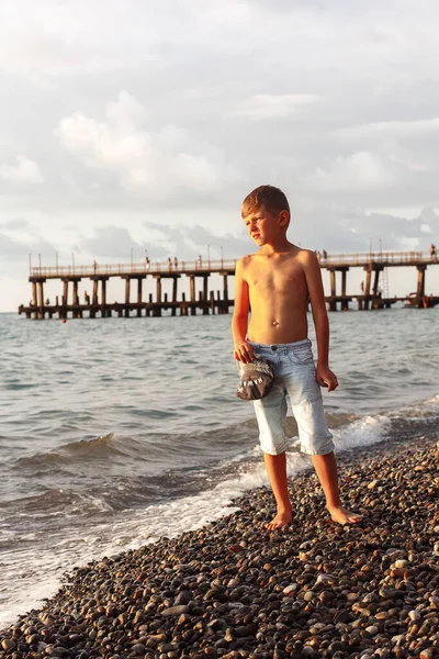 Chłopiec Stojący Plaży — Zdjęcie stockowe