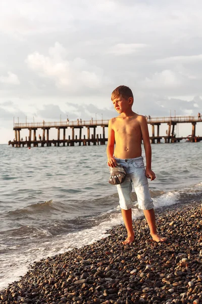 Ragazzo Piedi Sulla Spiaggia — Foto Stock