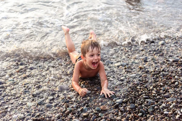 Petit Garçon Jouant Avec Sable Sur Plage — Photo