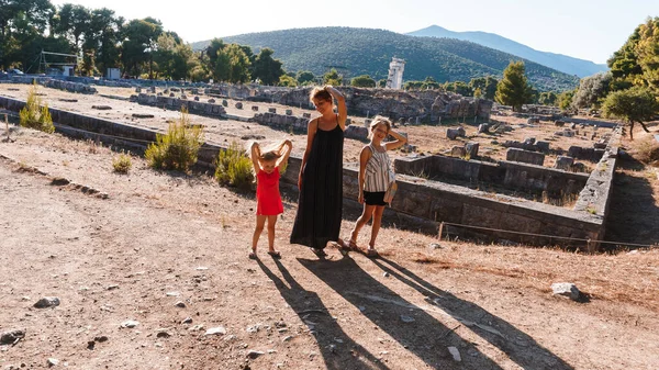 Mutter Mit Töchtern Besucht Antike Ruinen — Stockfoto