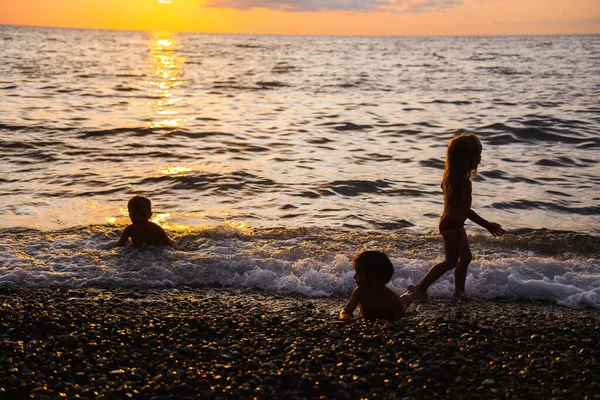 Dzieci Bawiące Się Plaży Zachodzie Słońca — Zdjęcie stockowe