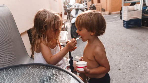 Милий Маленькі Діти Їдять Морозиво Місті Літній Час — стокове фото