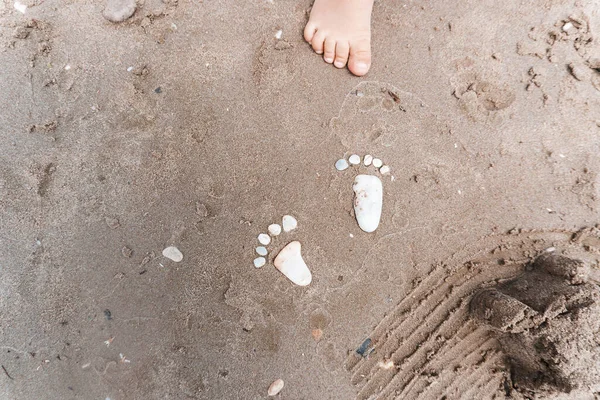 Plan Recadré Enfant Des Cailloux Sur Plage Sable — Photo