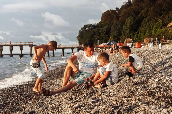 Father Sons Sitting Beach — Fotografia de Stock