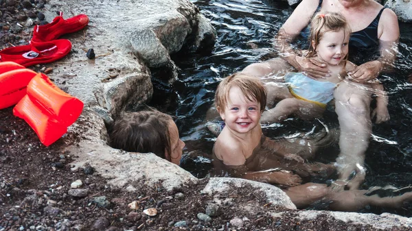 Παιδιά Που Αναπαύονται Νερό Στη Βραχώδη Ακτή Της Θάλασσας — Φωτογραφία Αρχείου