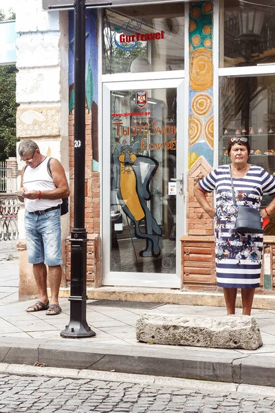 Mann Und Frau Stehen Vor Dem Geschäft — Stockfoto